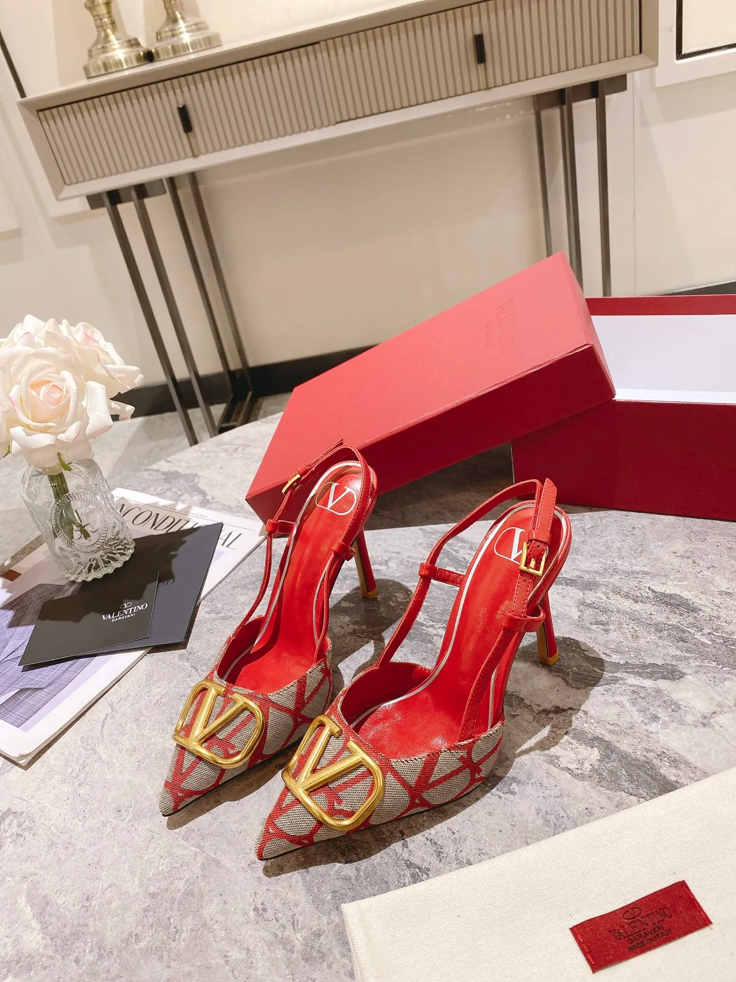 👟👟Ex-factory price 440👟👟 Genuine leather sole +40 Top version 𝑉𝐴𝐿𝐸𝑁𝑇𝐼𝑁𝑂 Valentino 2023 spring and summer new women's 5⃣️color empty back sandals The unique [V logo fabric printing pattern] brings out a full sense of high-end, and the new season will live up to expectations! Worth buying★Absolutely high-grade❥Original method, Absolutely sensual❥Elegant style, creating a different feeling, simple and elegant style!  Code number: 35-41 (34-42 customized) Fabric: Fabric printed cloth Lining: Sheepskin lining Heel height: 3 options 5cm-8cm-10cm Leather outsole Rubber outsole